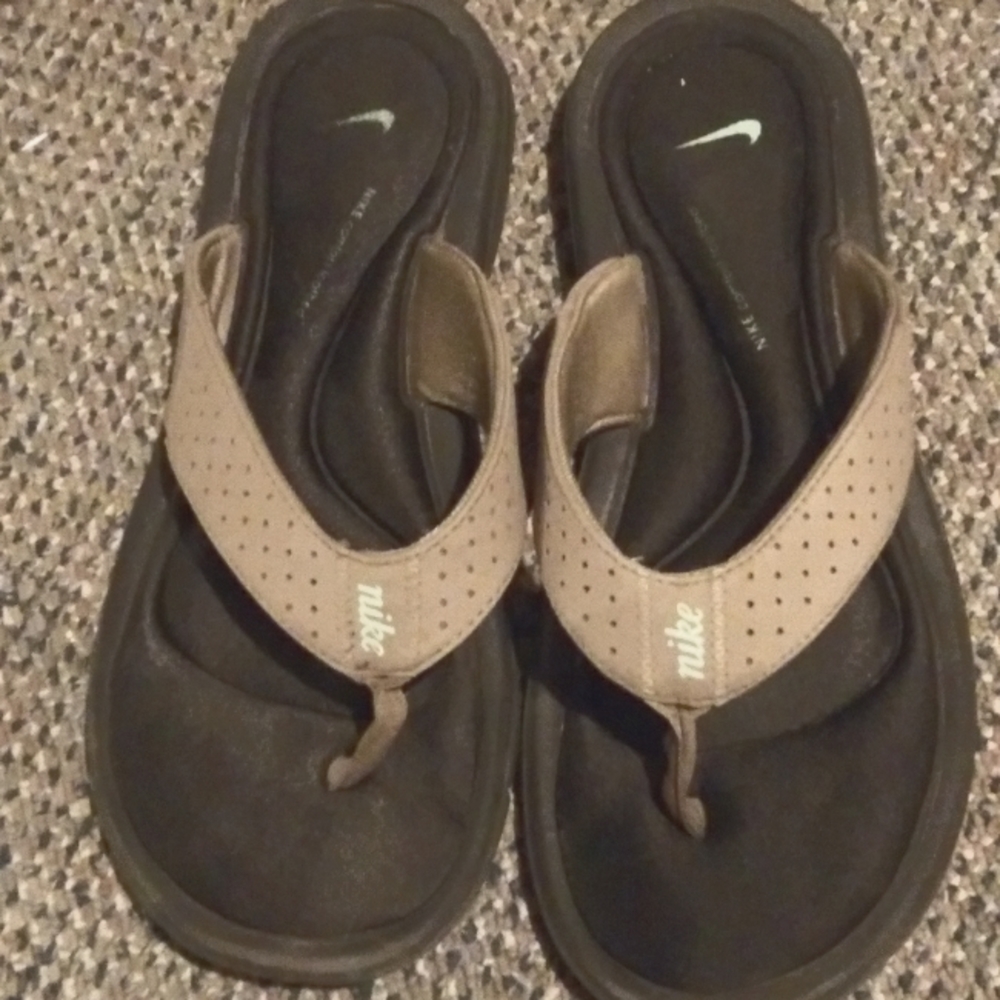 NIKE flip flops colored creme and tan, size 7w.